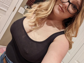 sexy-college-girl-looking-for-a-midnight-hookup