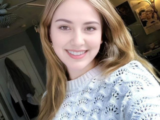 wearing-a-skirt-with-no-panties