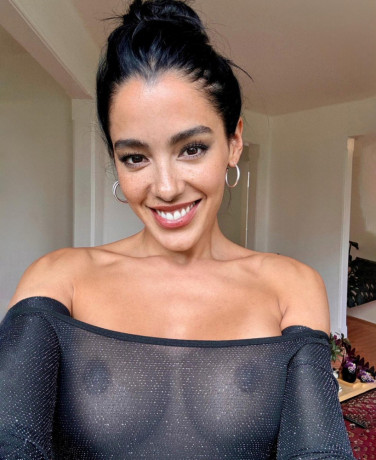 sexy-student-looking-for-a-midnight-hookup-big-0