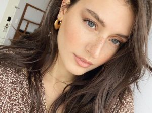 Romantic Muse Wants Tender Close Bond